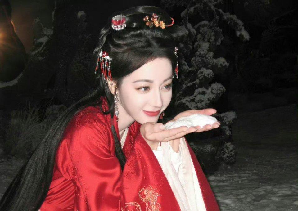 迪丽热巴 陈飞宇给我大大方方的 大家不要放过这个慕胥辞呀！！迪丽热巴直接把陈飞宇