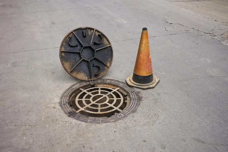 上海杨浦多个小区成了“井区”，工农三村、控江五村等地，道路上满是井盖，“一米之内