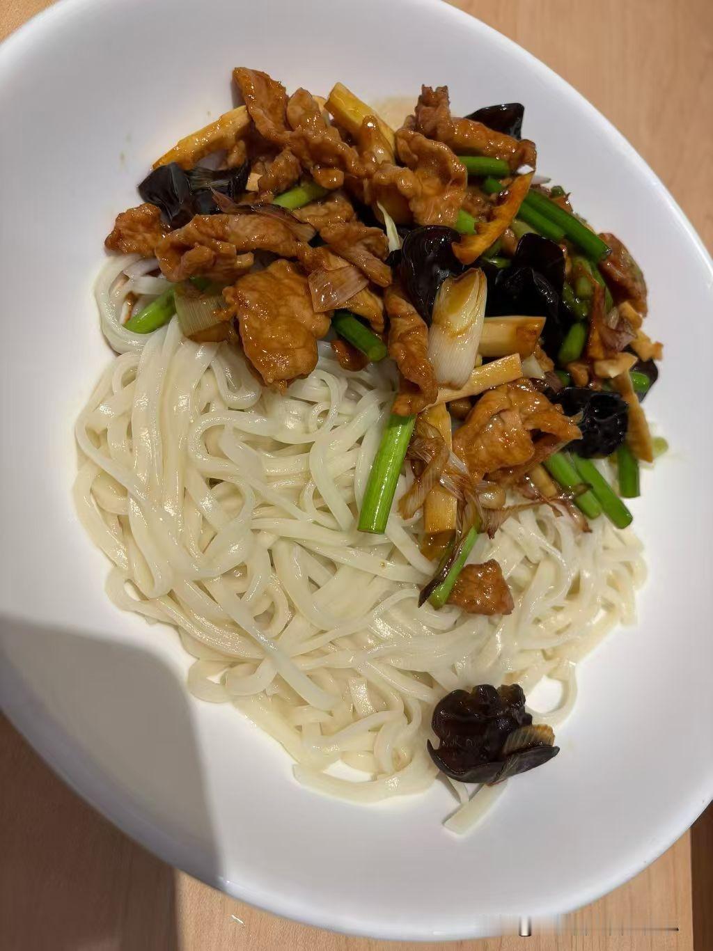 大热天吃饭，就爱这一碗实在的打卤面。不想吃太过油腻的饭菜，一碗家常拌面刚刚好。