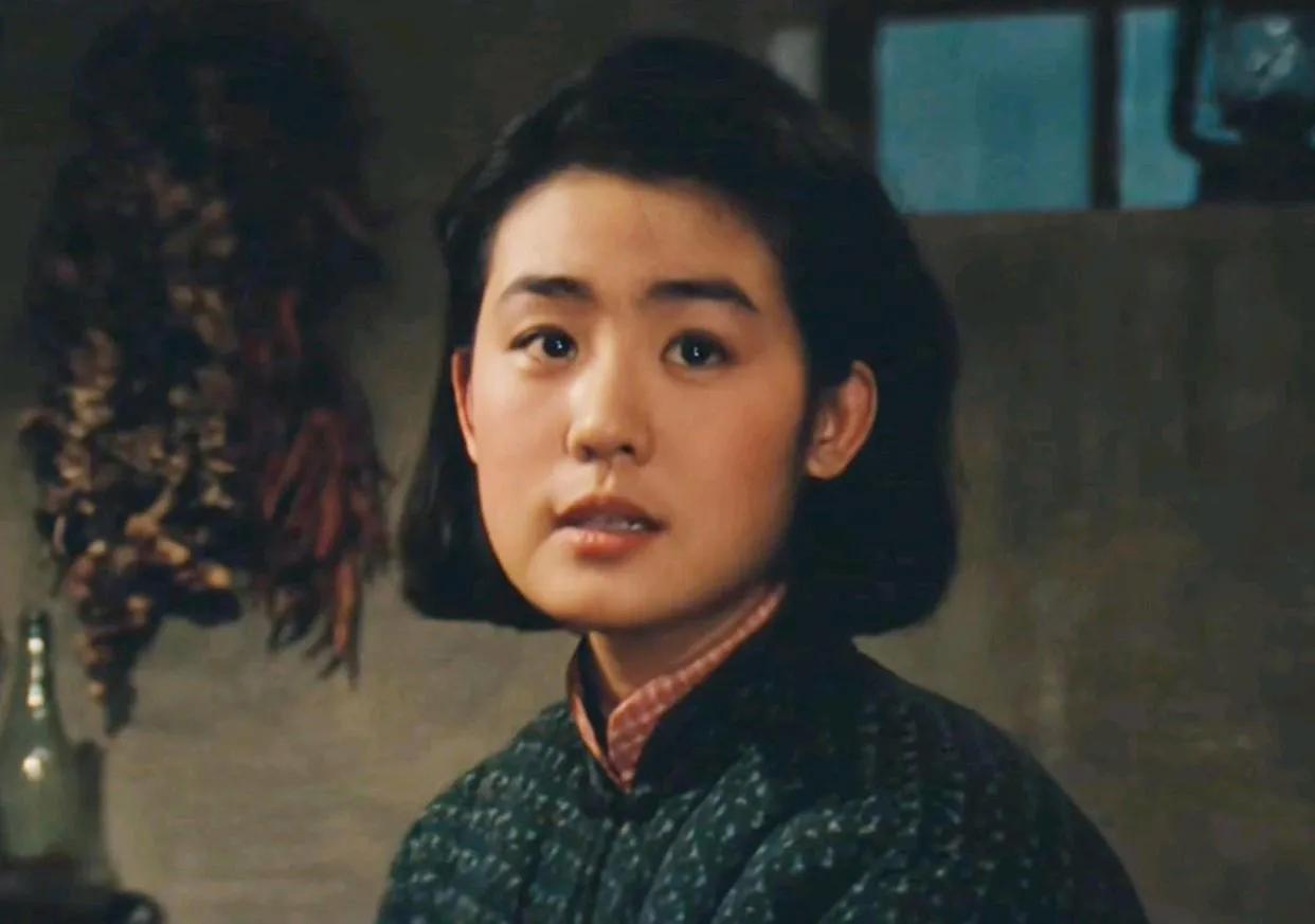 两张照片，都是丛珊，好像是两个人…
不得不感叹，这化妆技术，改变了一个人，太厉害