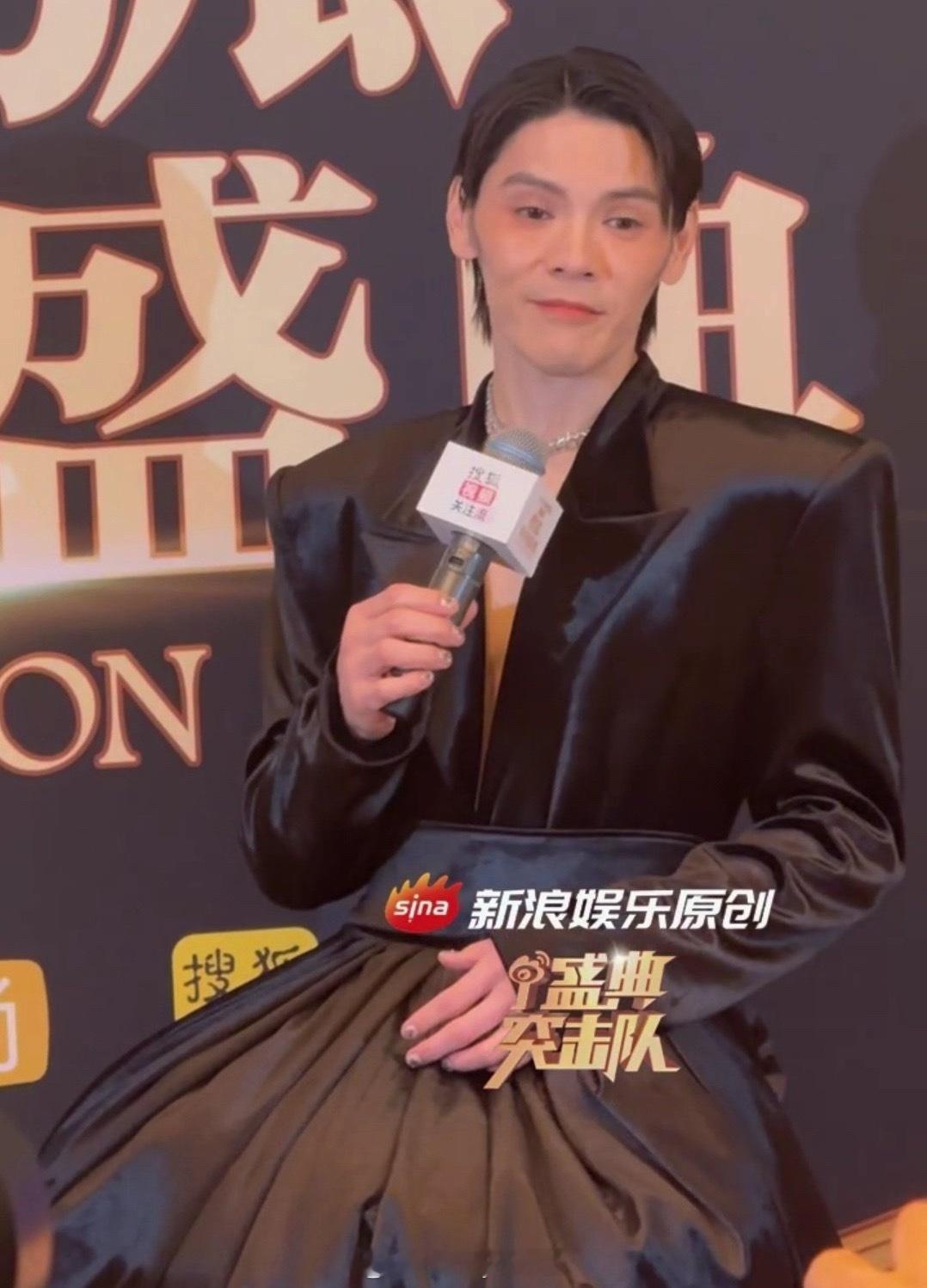 向佐穿黑色深V长裙配十厘米高跟鞋出席红毯，还化上了眼下腮红妆，谁能控制控制他