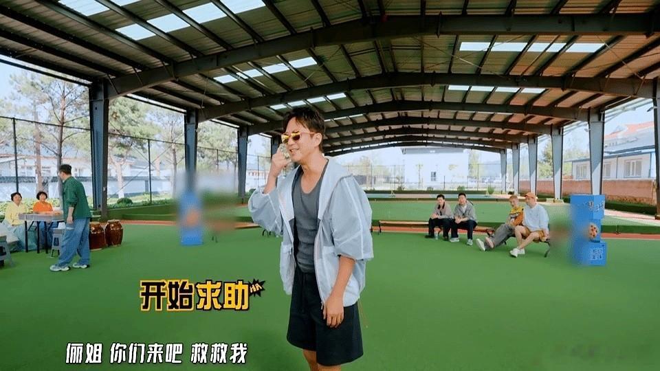 邓超在节目上抽到表演题，刚看了一眼，整个人往后一仰，把手里的题卡直接怼向镜头。 