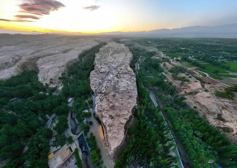 交河·破晓志
       ——咏坚持在头条家人

词牌解：交河破晓，残月犹存。