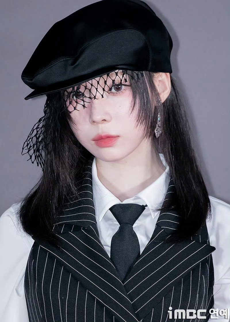 金玟庭[超话]  金玟庭  aespa黑白领带长裤造型 又有新造型的美冬😘果然