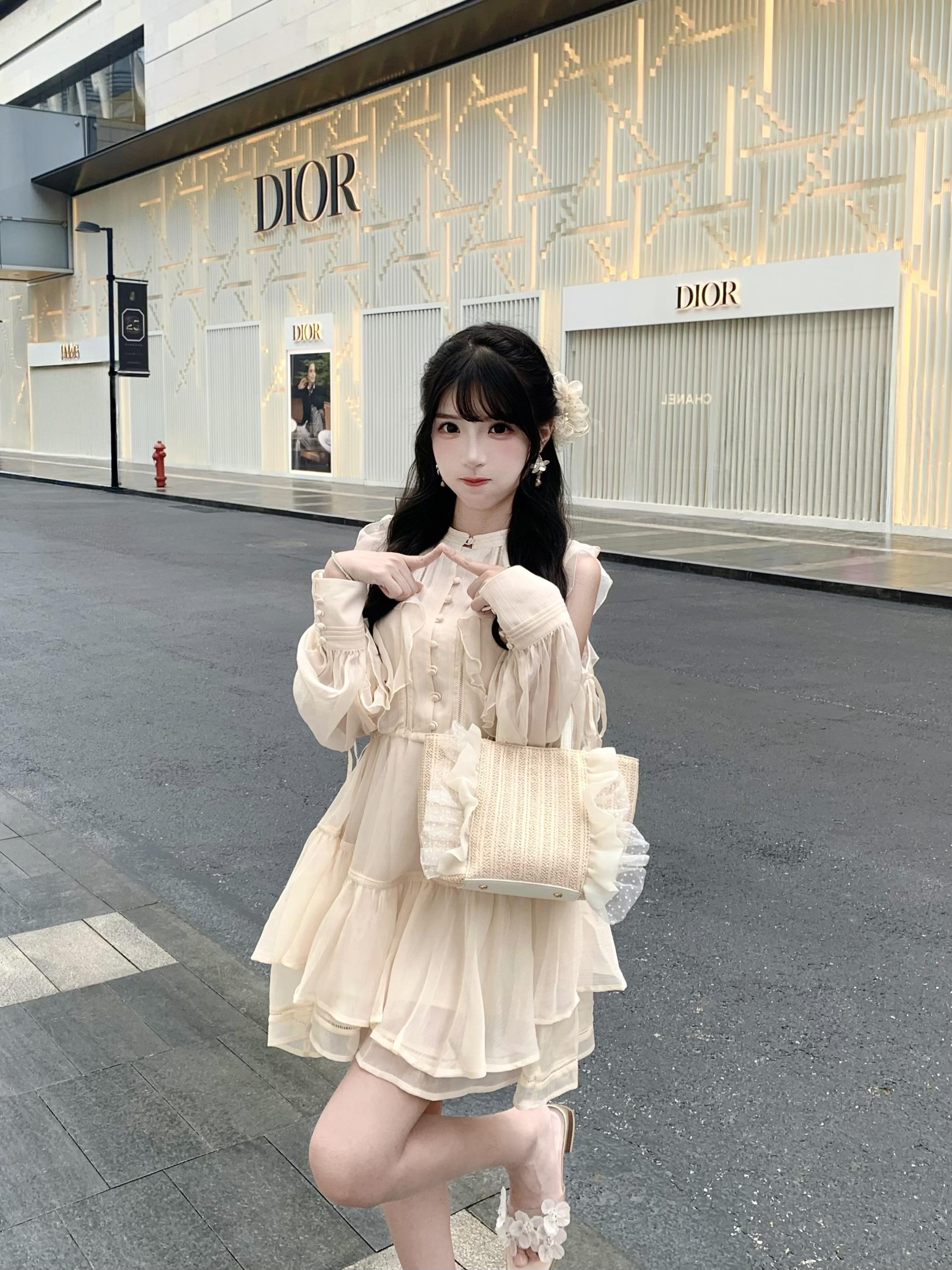 我是不会放弃清楚系穿搭的🫧。深圳湾万象城dior这里特别好拍呀