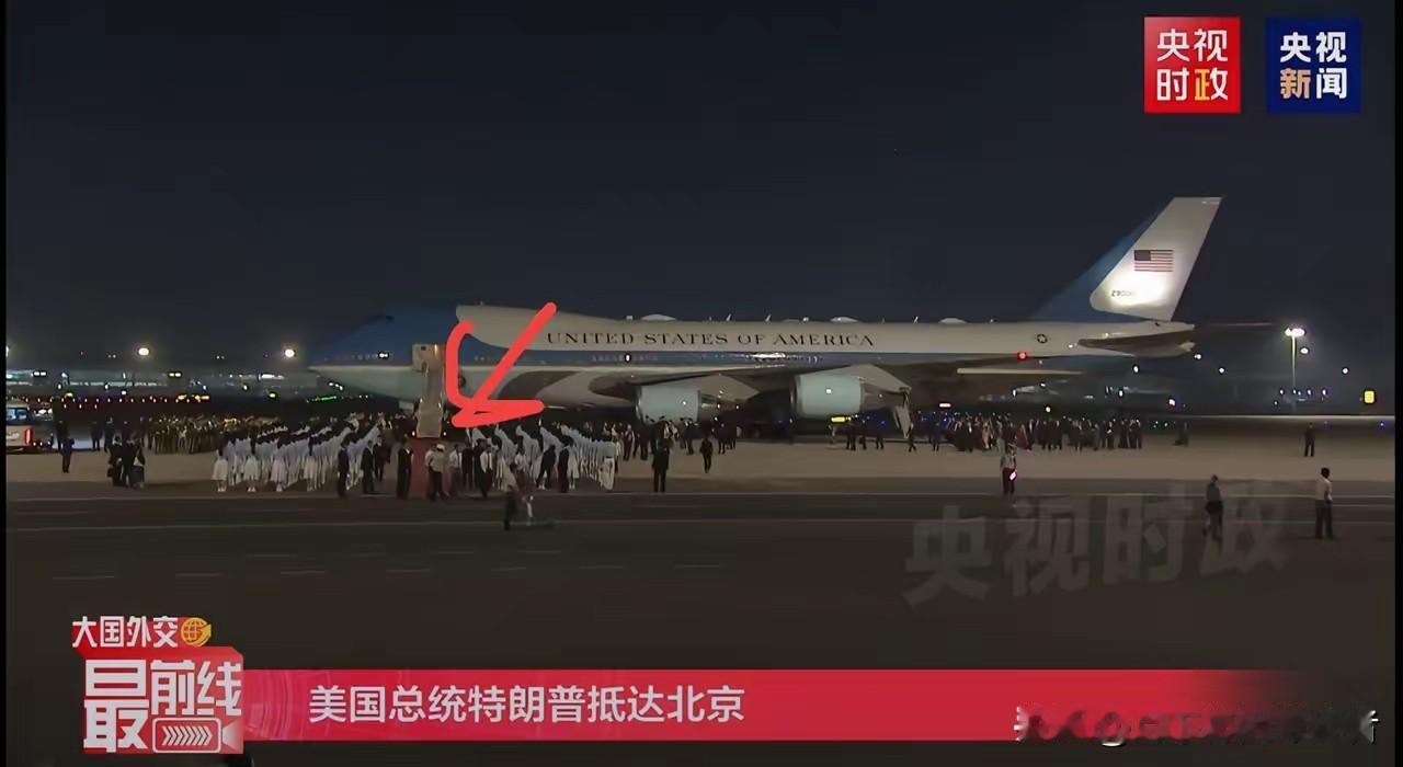 特朗普抵达机场了
看直播时发现一个很有意思的点，就是一直以为红地毯是提前铺好的，