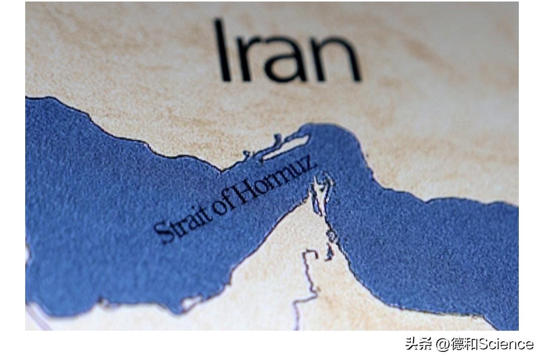 伊朗封锁荷姆兹海峡 250艘油轮、数十货船停摆 

美国和以色列于上周六起联手对