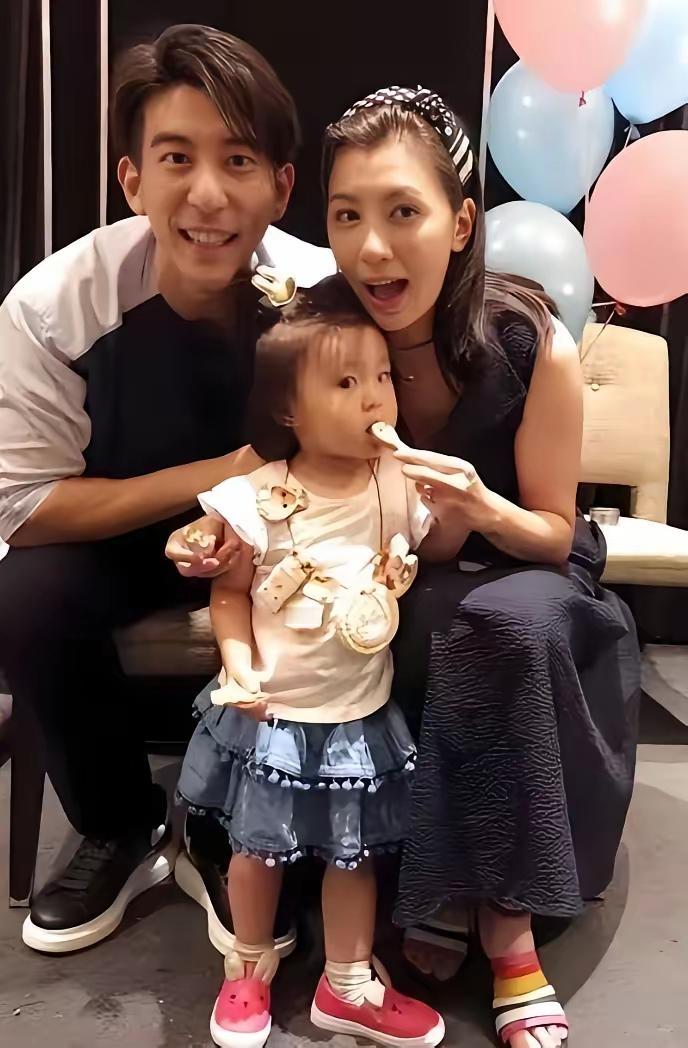 现在最伤心的人，估计就是贾静雯了吧。
 
51岁的她远在厦门拍戏，家里却出了天大