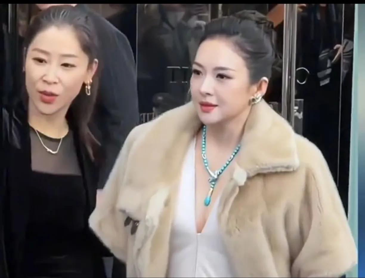 她的颜值又回春了，她年轻的时候都没有这么美，现在才是她的颜值巅峰。