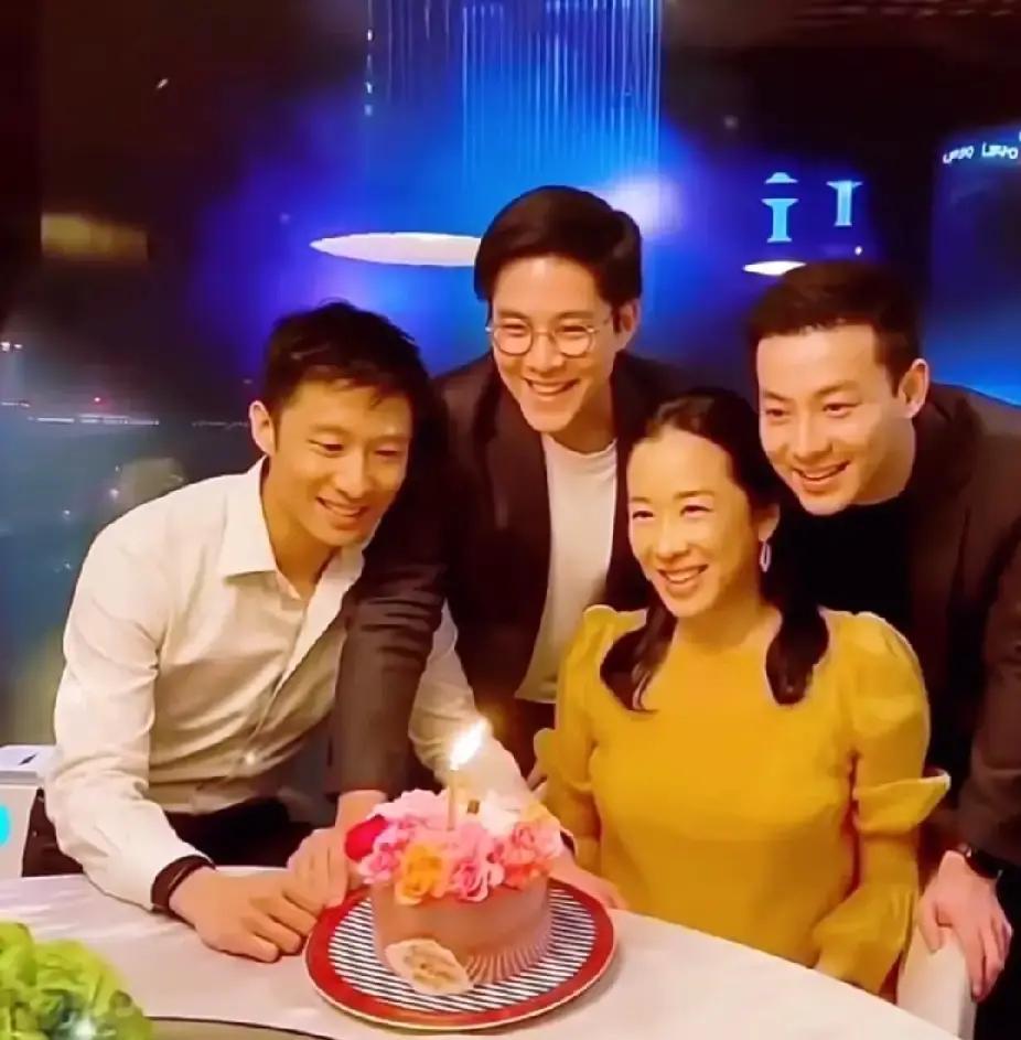 豪门合照C位，她稳站十年
 
霍家三兄弟同框，郭晶晶永远站在婆婆朱玲玲身边。两位