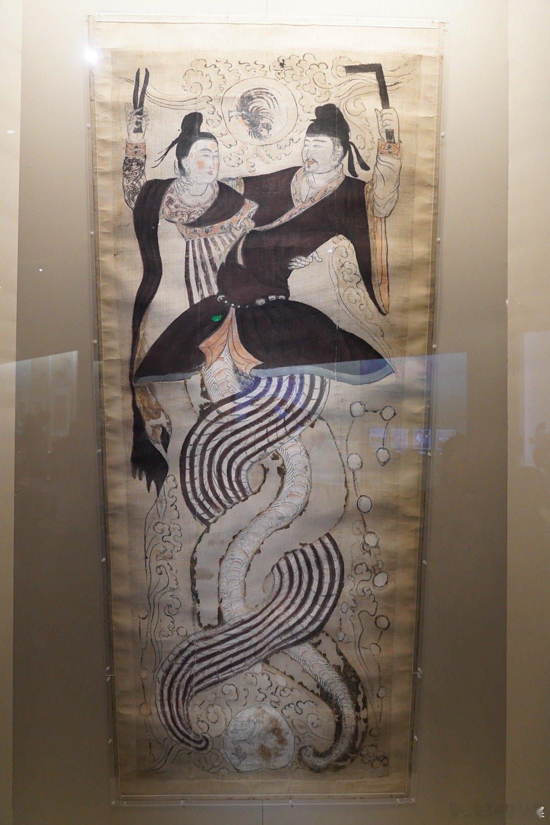 中国国家博物馆  交融汇聚，新疆精品历史文物展I唐，伏羲女娲麻布画 