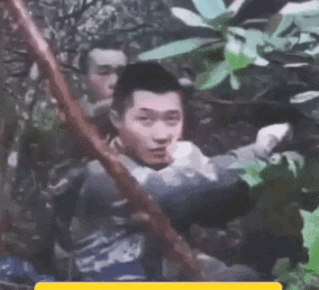 面临30多名敌人挑衅 ，面临生与死的考验，他们选择的是口咬手雷拉环，随时准备牺牲