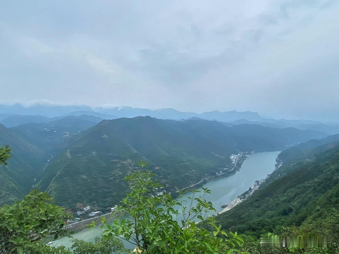 纱帽山———一个美丽而值得纪念的地方。
位于陕西省安康市白河县
因山形似宋代文官