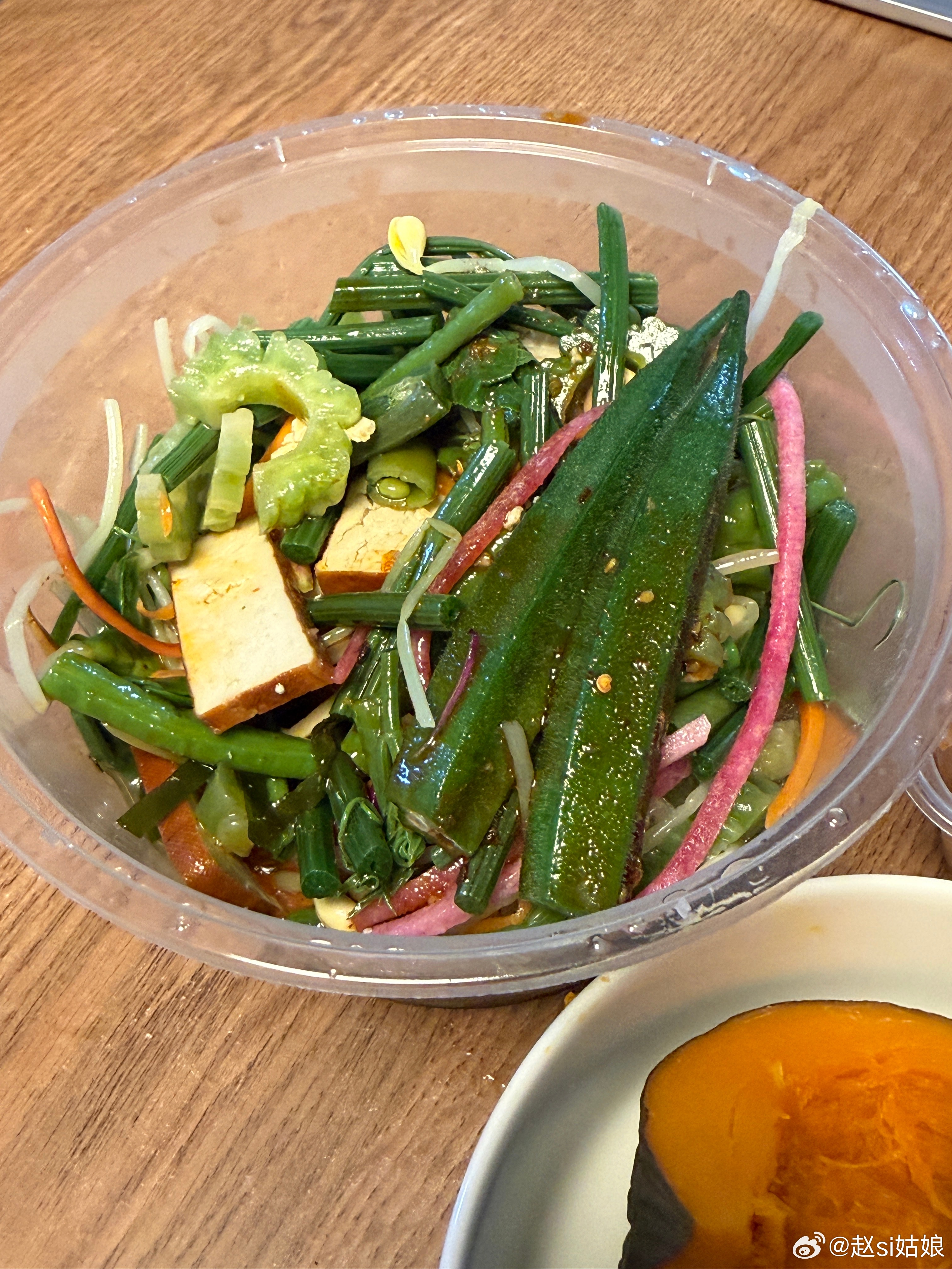 一个人在家的快落，不想做饭，超市买。边看老韩剧，边写明天的观影审美分享稿，这次选