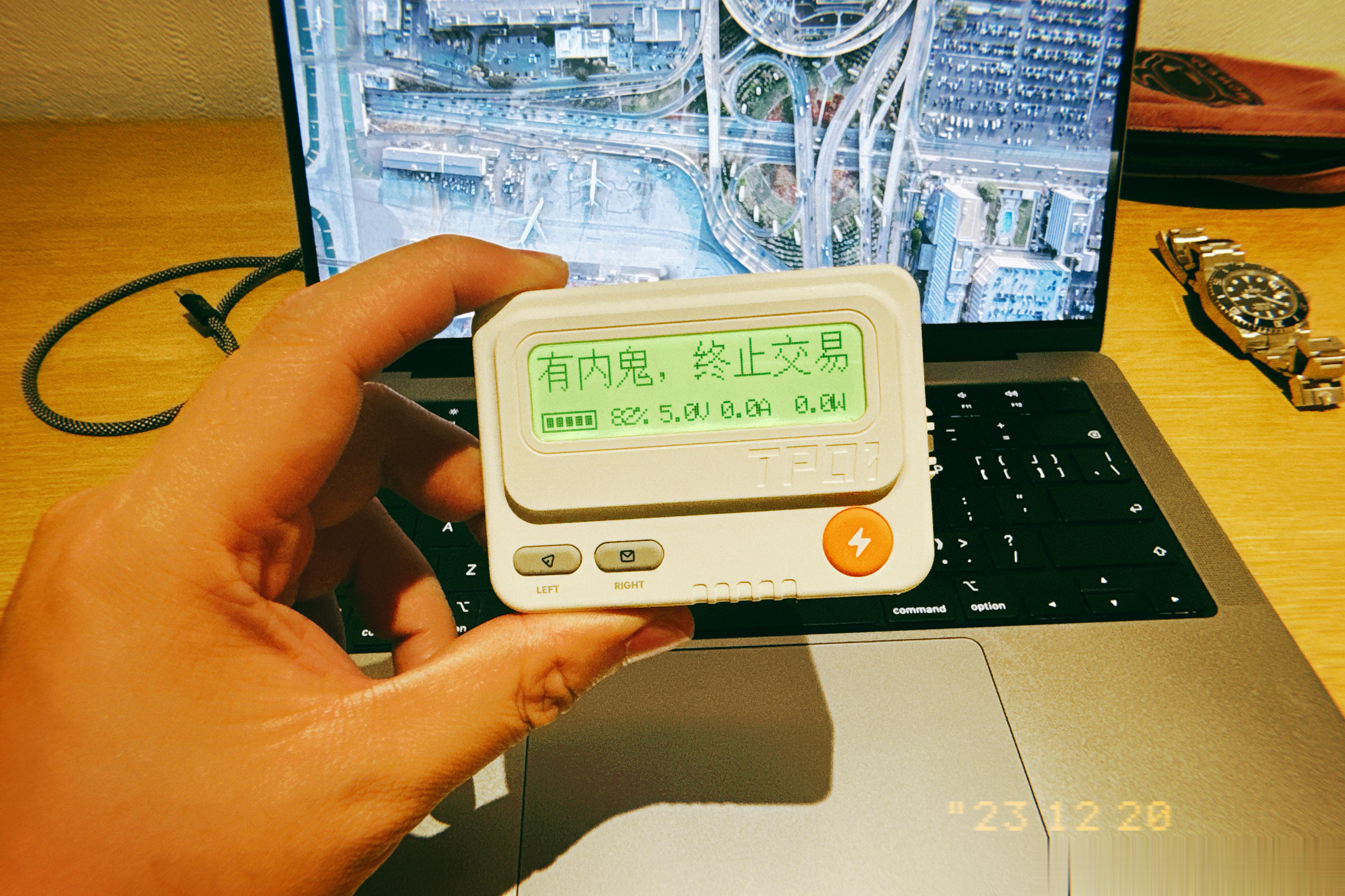 出差前刚刚收到少数派与Trozk联名的移动电源，功率电量屏幕显示非常直观，机身奶