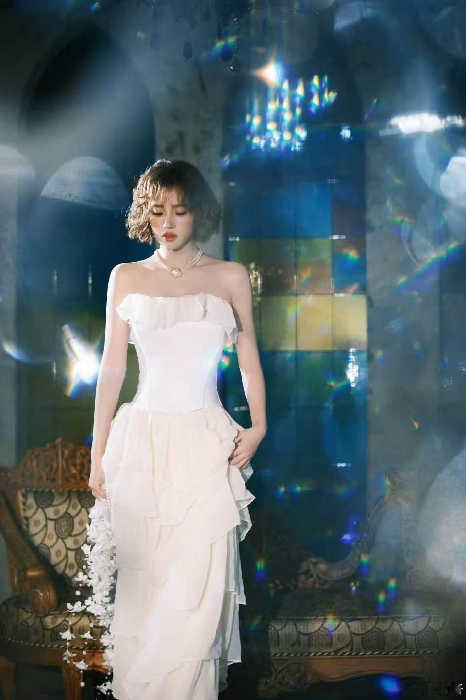 唐艺昕写真忘p创可贴了唐艺昕油画bjd复古妆容搭配温柔光影，唐艺昕妥妥真人油画b