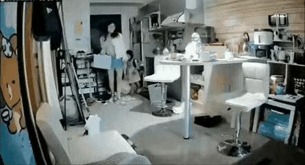 这哪是过日子，这叫打仗。
以为是后妈打孩子，结果是夫妻互摔。你摔我的，我摔你的，