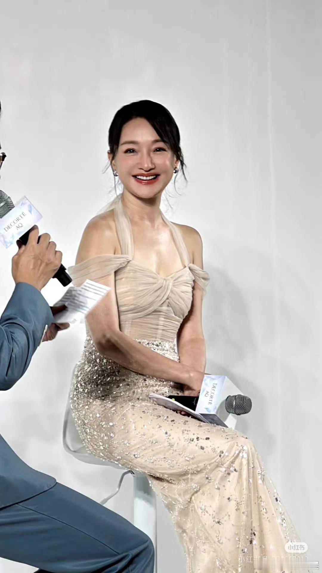 50岁的周迅最新活动状态如何？感觉比大如传的时候美多了 ​​​