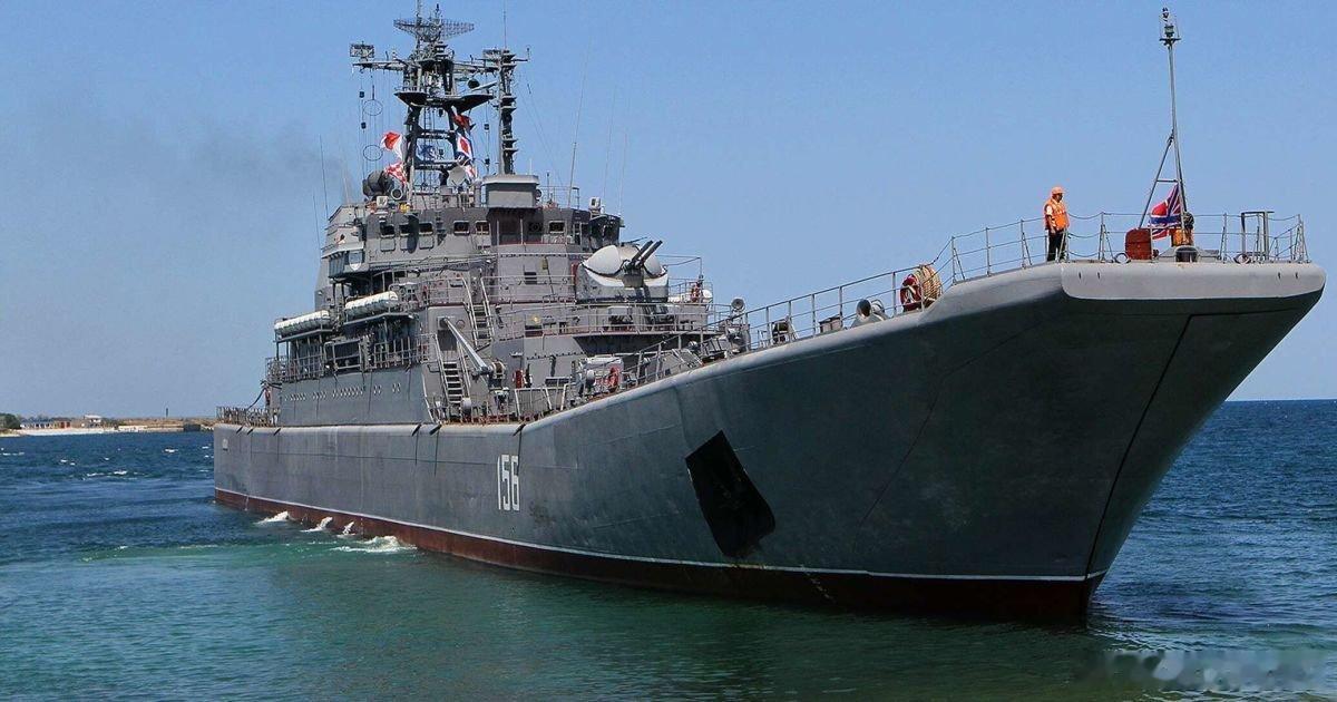 乌军称，今天在克里米亚击中了三艘俄军舰💥：▪️ 大型登陆舰“亚马尔”号；▪️ 