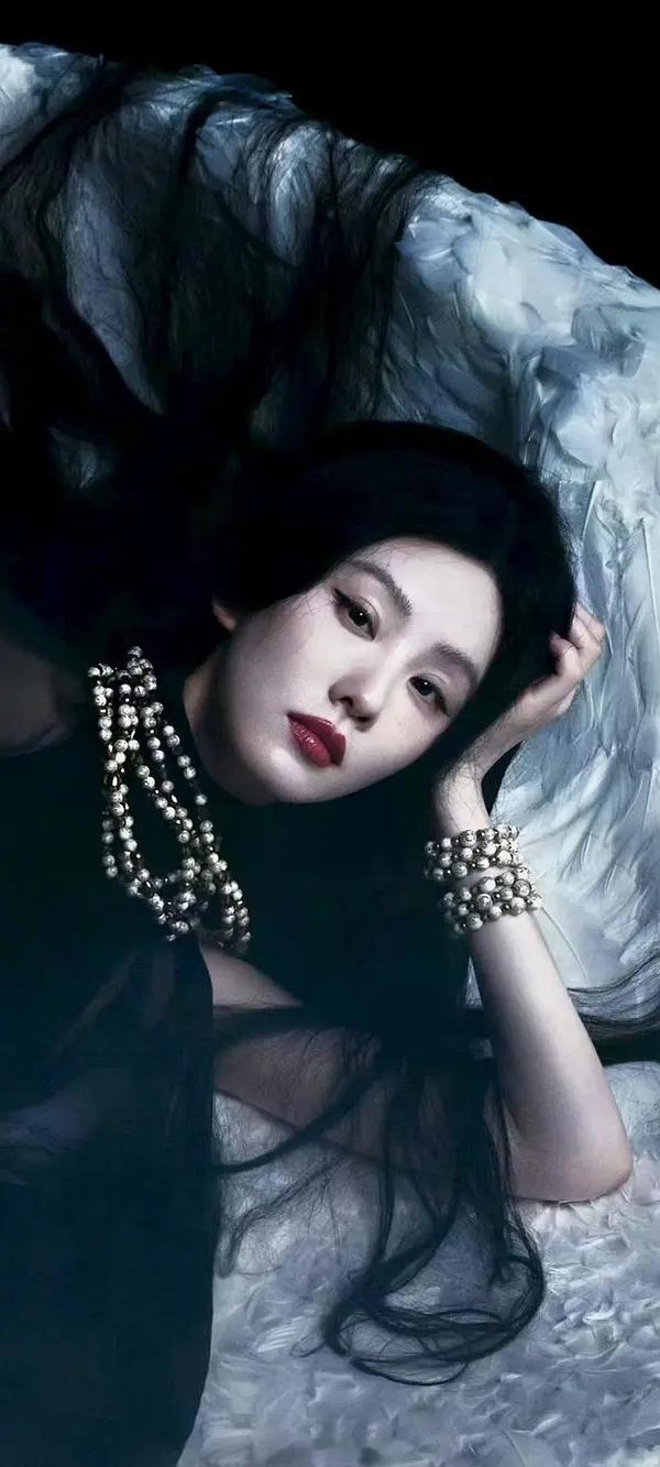 刘诗诗成为近七年唯一登封《时尚COSMO》金九的85后女星今年五大金九唯一演员O