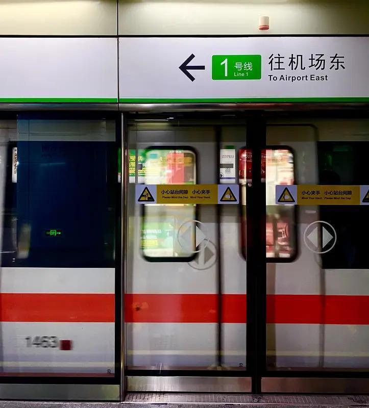 近日，有网友称深圳11号线普通车厢人满为患，＂商务车厢＂却几乎空无一人，因其票价