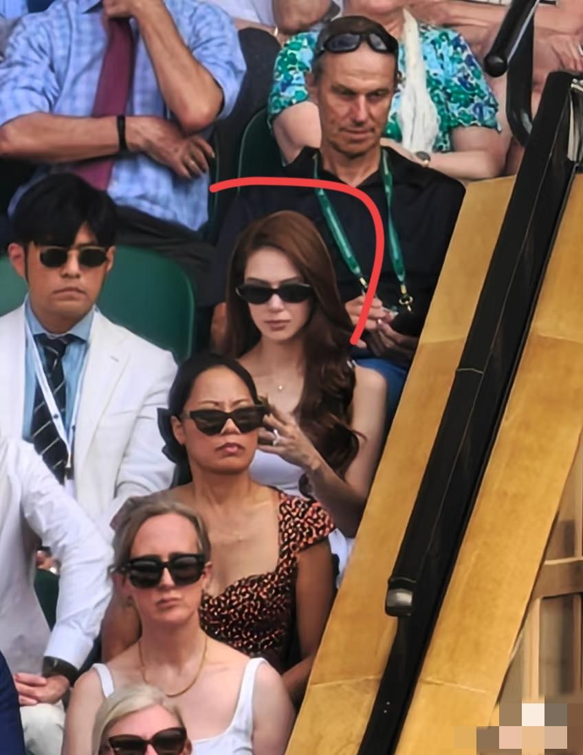 大家快看我碰到谁了？我的妈呀，怎么会有这么漂亮的女孩子，真的好美好漂亮好有气质啊