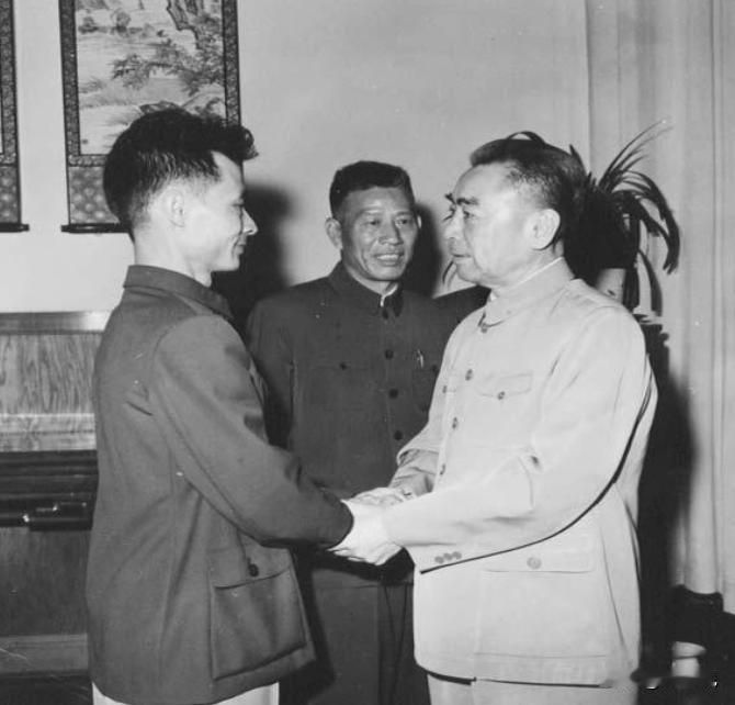 1964年4月，十几名巴西警察冲进新华社驻巴西分社的公寓，扬言杀掉9名新华社记者