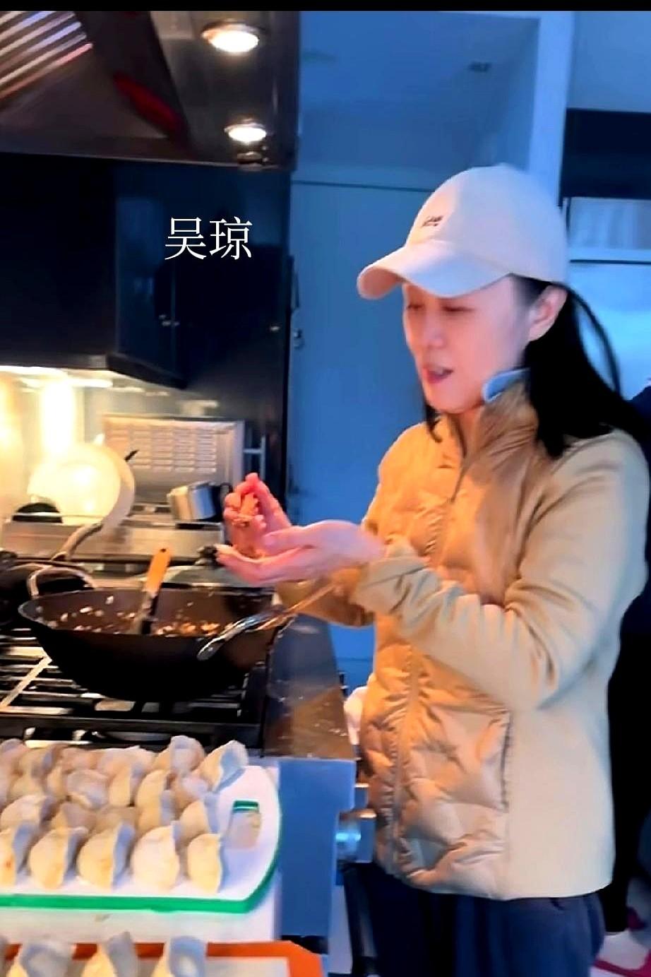 明星的“烟火气”，到底是生活还是生意？

现在抖音上，明星们不光在家里秀厨艺，更