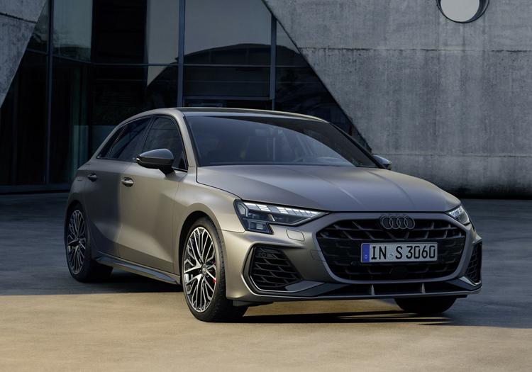 新款奥迪S3官图发布，新款奥迪S3仍然有两厢和三厢的选择，使用了四出排气，内饰用