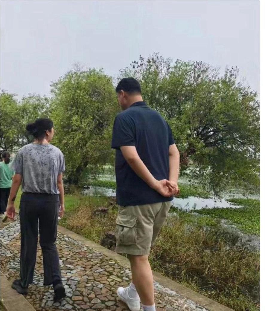 姚明15岁的女儿被拍到，目测逼近一米九。站在巨人爸爸前，小小年纪已经是"小巨人"