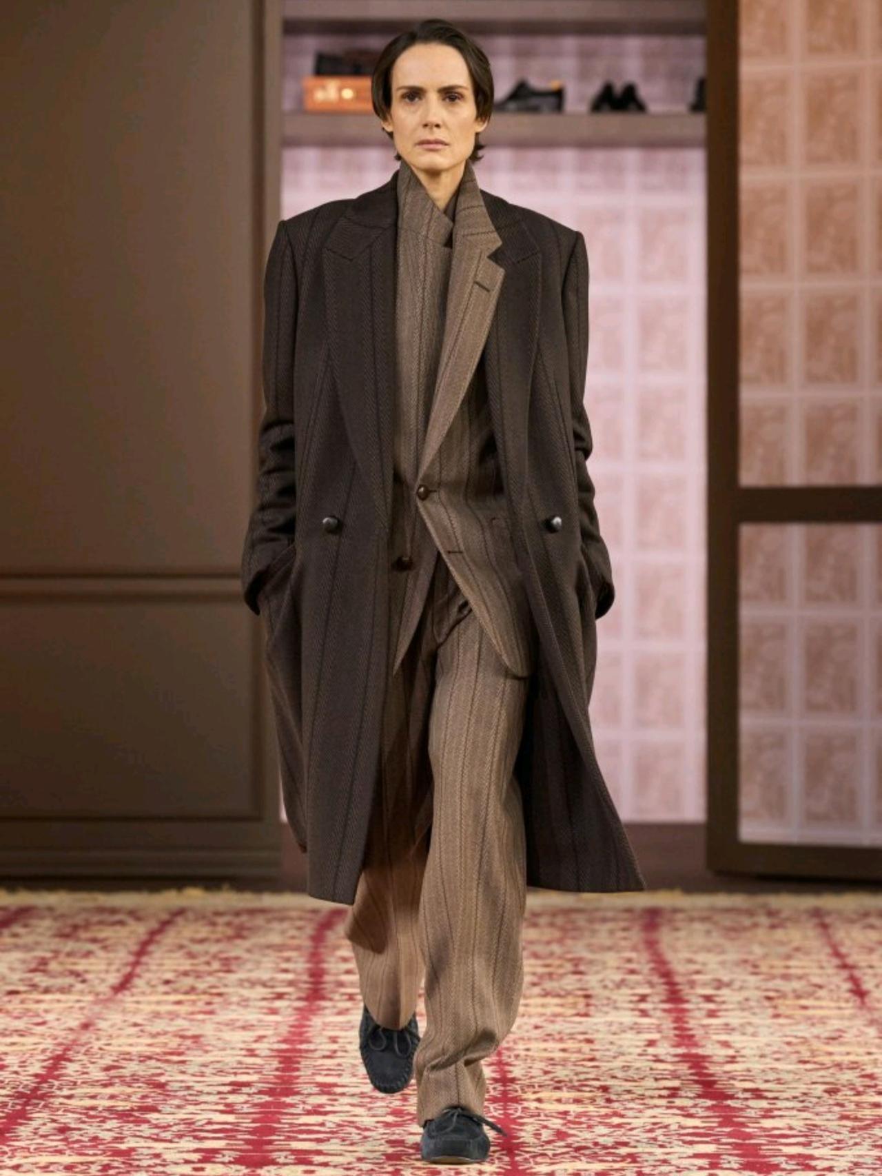 Zegna 2026秋冬男装系列的双排扣西装堪称工艺典范，采用可翻转的皮革包扣设