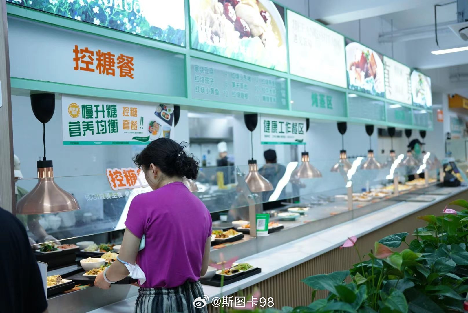 杭州社区食堂老板挑战带队减重1000斤杭州这家爆火的控糖社区食堂，能刷屏真的一点
