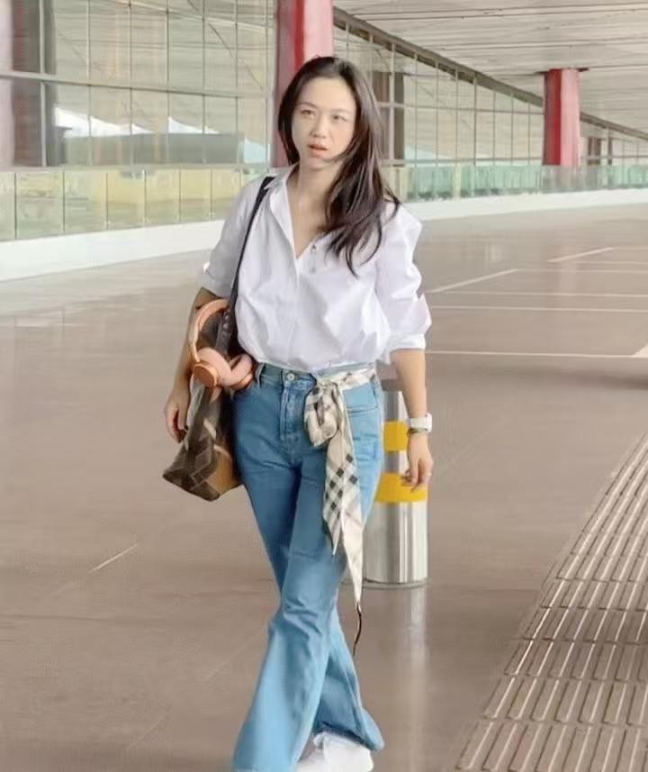 汤唯还真是看不出45岁啊！
汤唯在机场被偶遇，她一身休闲打扮，白衬衣牛仔裤，简简