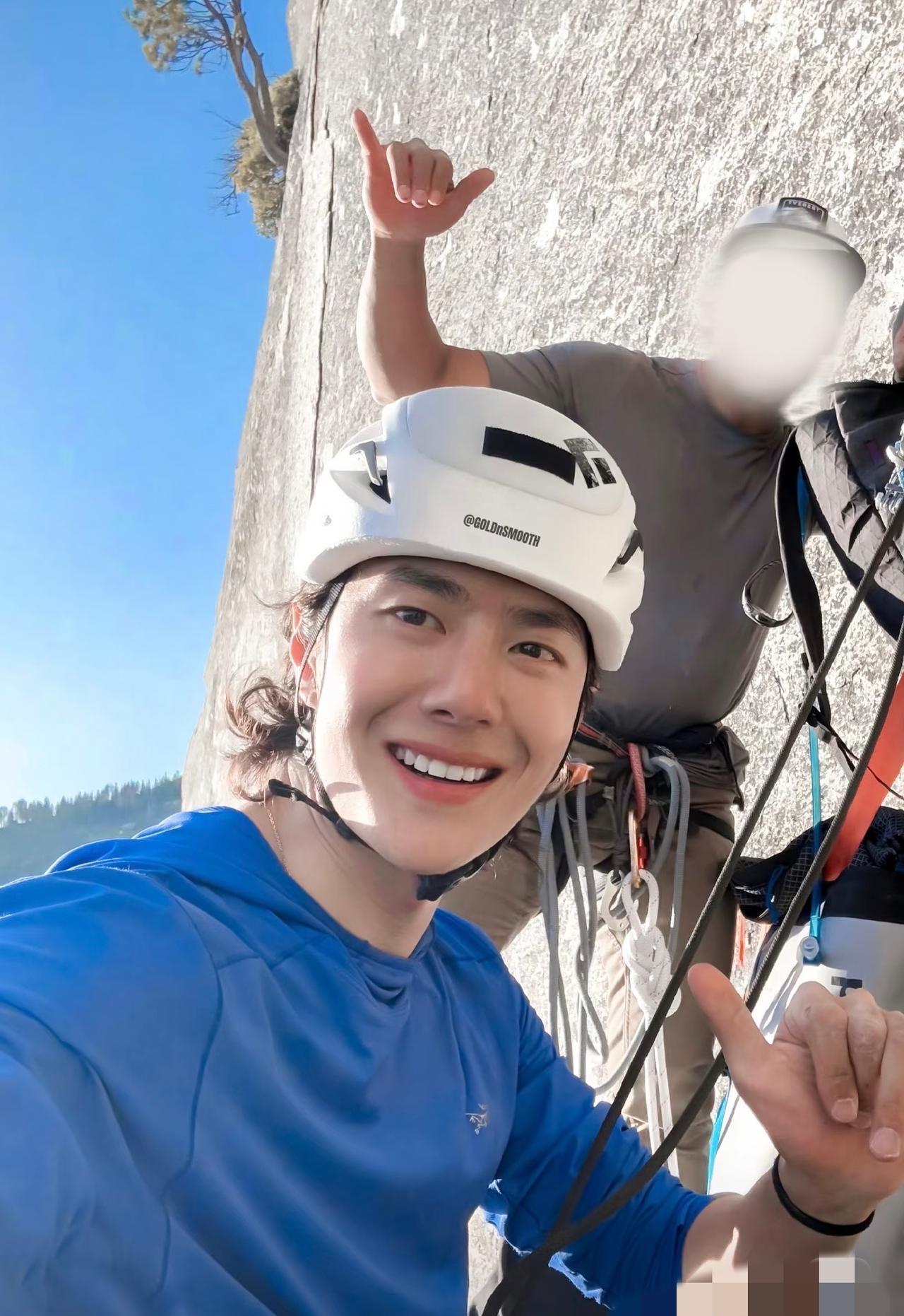 王一博被喷长相演技，唯独心态无敌！
拍《探索新境2》吃虫？
这反差太绝了。
小飞