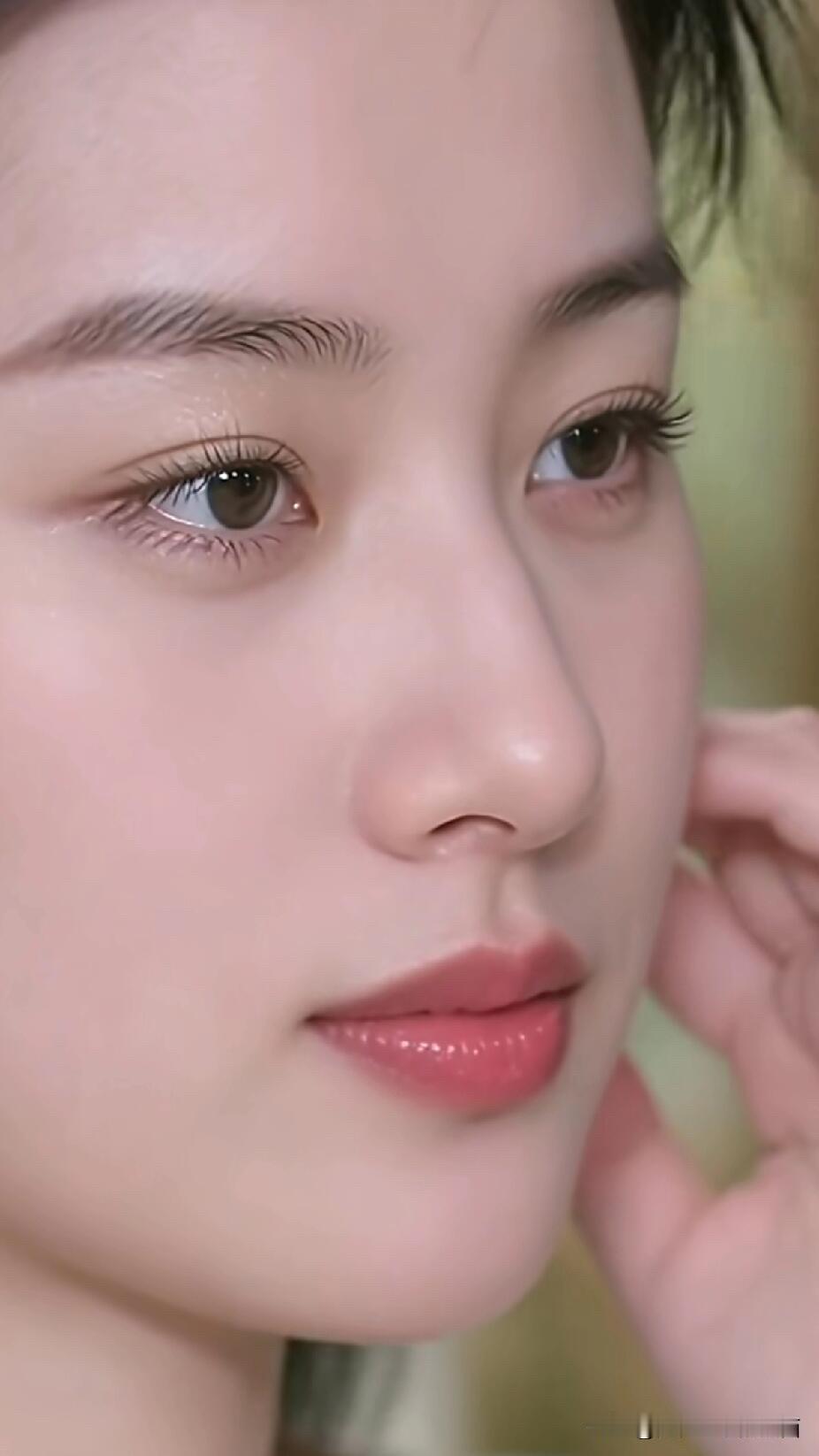 她好美啊，长着匀称的五官，鼻子立体，比赵丽颖和董洁的侧颜都要好看。面部线条柔和，