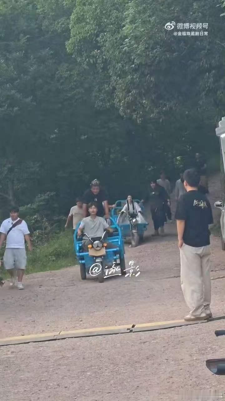 卢昱晓开三蹦子卢昱晓片场开三蹦子片场休闲时刻解锁新乐趣，卢昱晓体验三蹦子驾驶，和