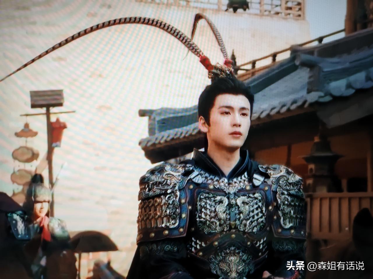 一部热播剧《逐玉》，男主张凌赫火了
不过火得有些尴尬，被戏称为“粉底液将军”，说