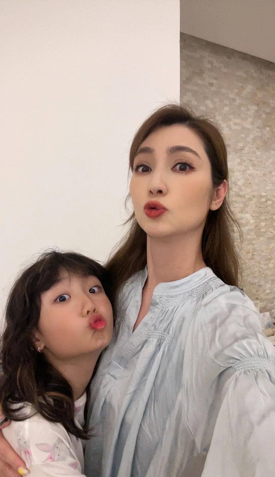 香港演员洪欣和女儿在家玩自拍，52岁的洪欣保养得太好了！脸部皮肤状态很好，看不到