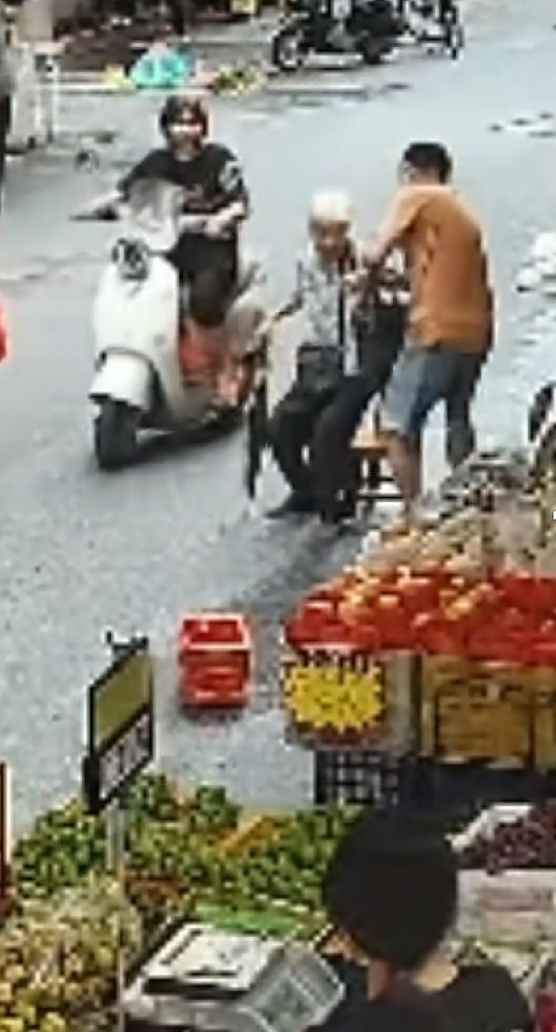白发老人走在路上，突然摇摇晃晃即将摔倒，街边店主冲过去扶了老人一把，让店主想不到