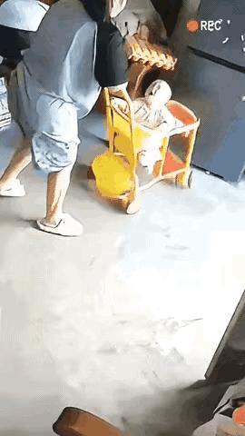 宝宝哭闹不休，照看孩子的女人忽然崩溃发飙。女人使劲摇晃婴儿车，宝宝连惊带吓，哭闹