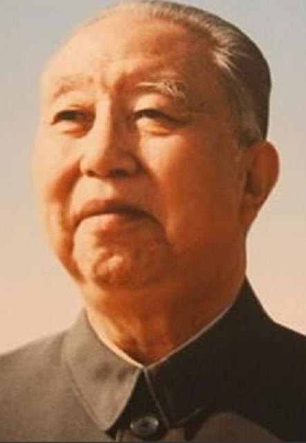 2008年，华国锋去世，中央要将他的骨灰葬入八宝山，怎料，曹万贵却提出申请，迁出