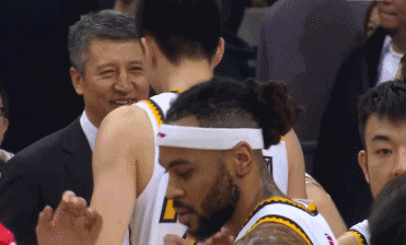 辽宁93-76胜广州赛后，张镇麟和赵继伟们找到老叔郭士强有说有笑，这画面太感人了