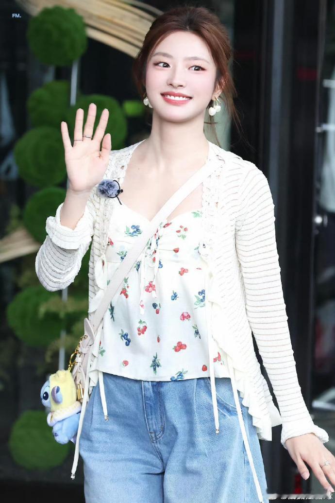 徐若晗说自己没什么朋友 骨子里温柔又内敛的徐若晗，不擅长主动维系人脉，这般真实不