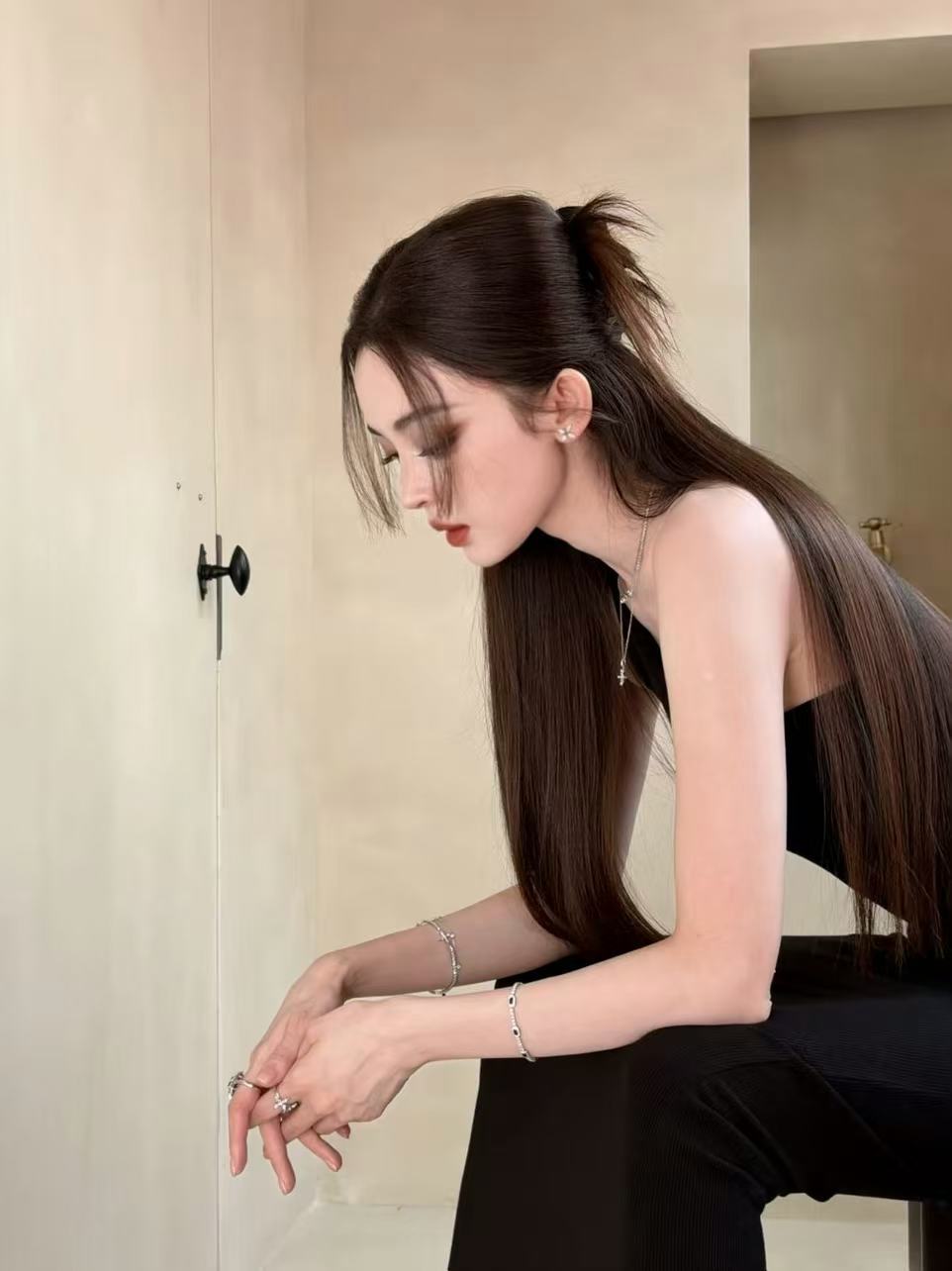 娜扎烟熏妆黑裙娜扎鸡毛毽子头就硬美啊！ 