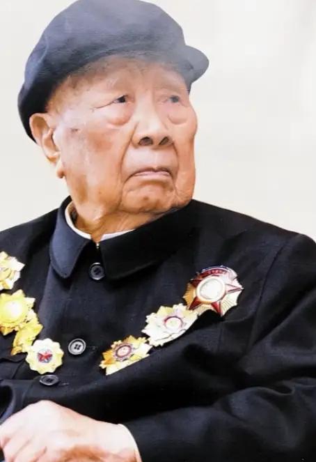 1984年，开国中将曾思玉离休后，到大连一个水库去钓鱼，正钓着，水库的管理人员走