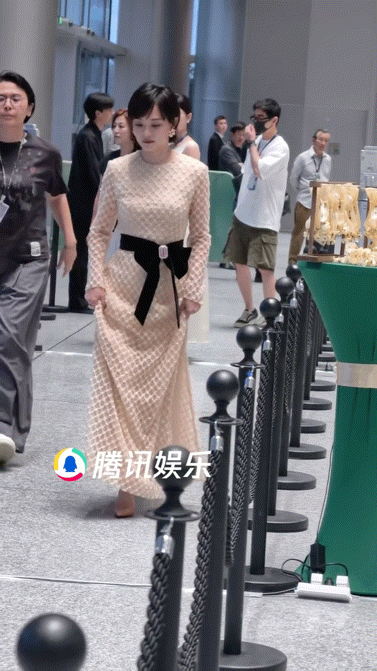 孙俪好温柔的妈咪气质 她笑起来的时候眼角都是柔和的光，那种不刻意的亲切感真的很让