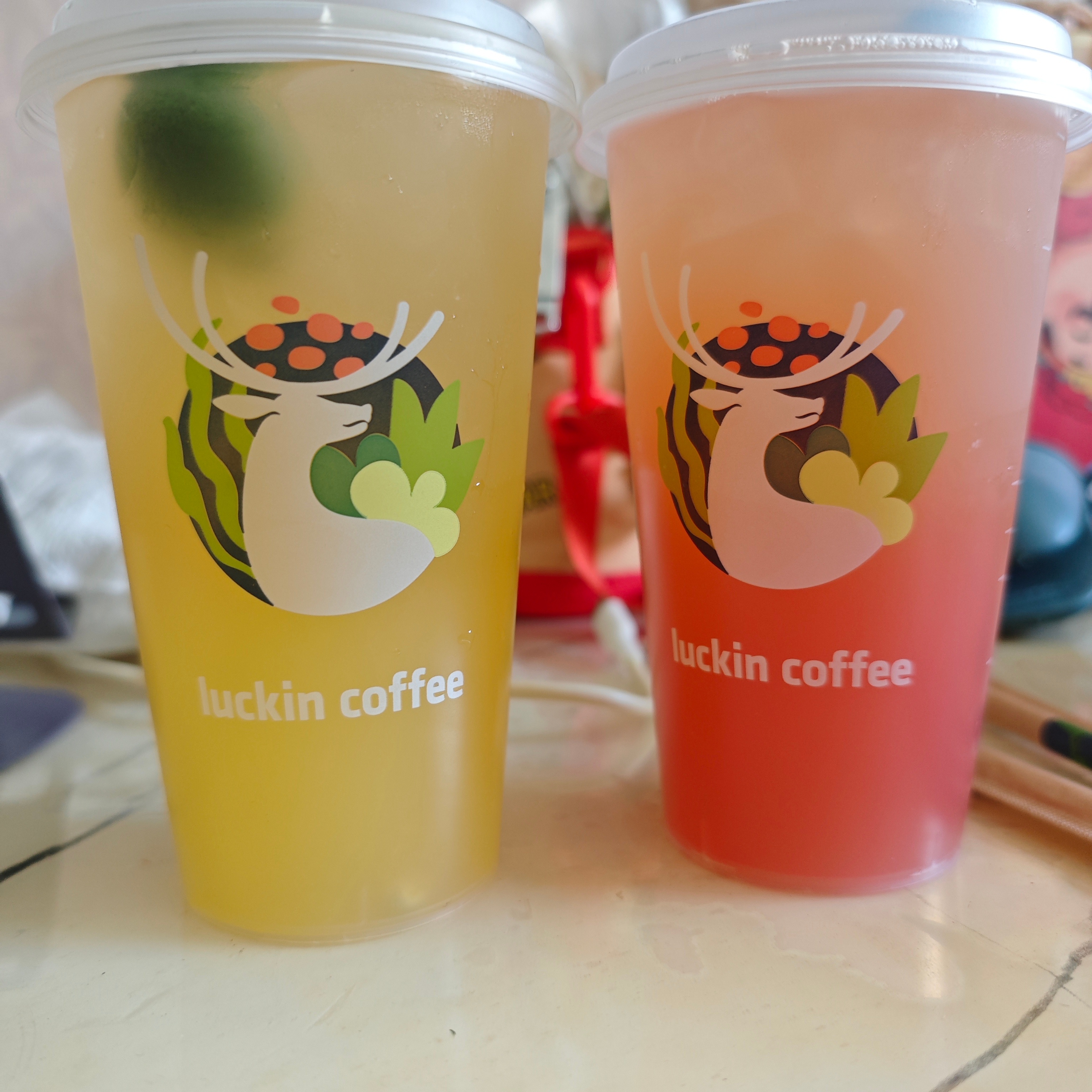 能让我在这个天气顶着大太阳出门的只有9.9双杯的瑞幸了
