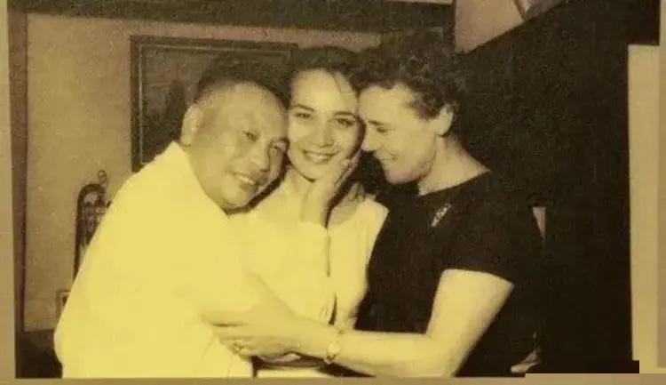 1961年，远嫁美国的蒋孝章回台探亲，与父亲蒋经国和母亲蒋方良的合影，父母俩将女