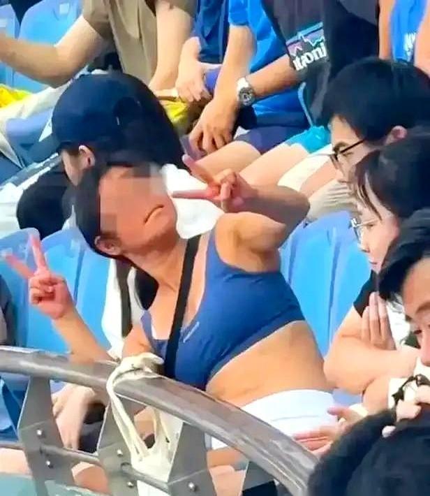 她举着手机冲过道，儿子手里攥着德国护照，嘴里念叨“我是VIP”。
裁判喊了三遍坐