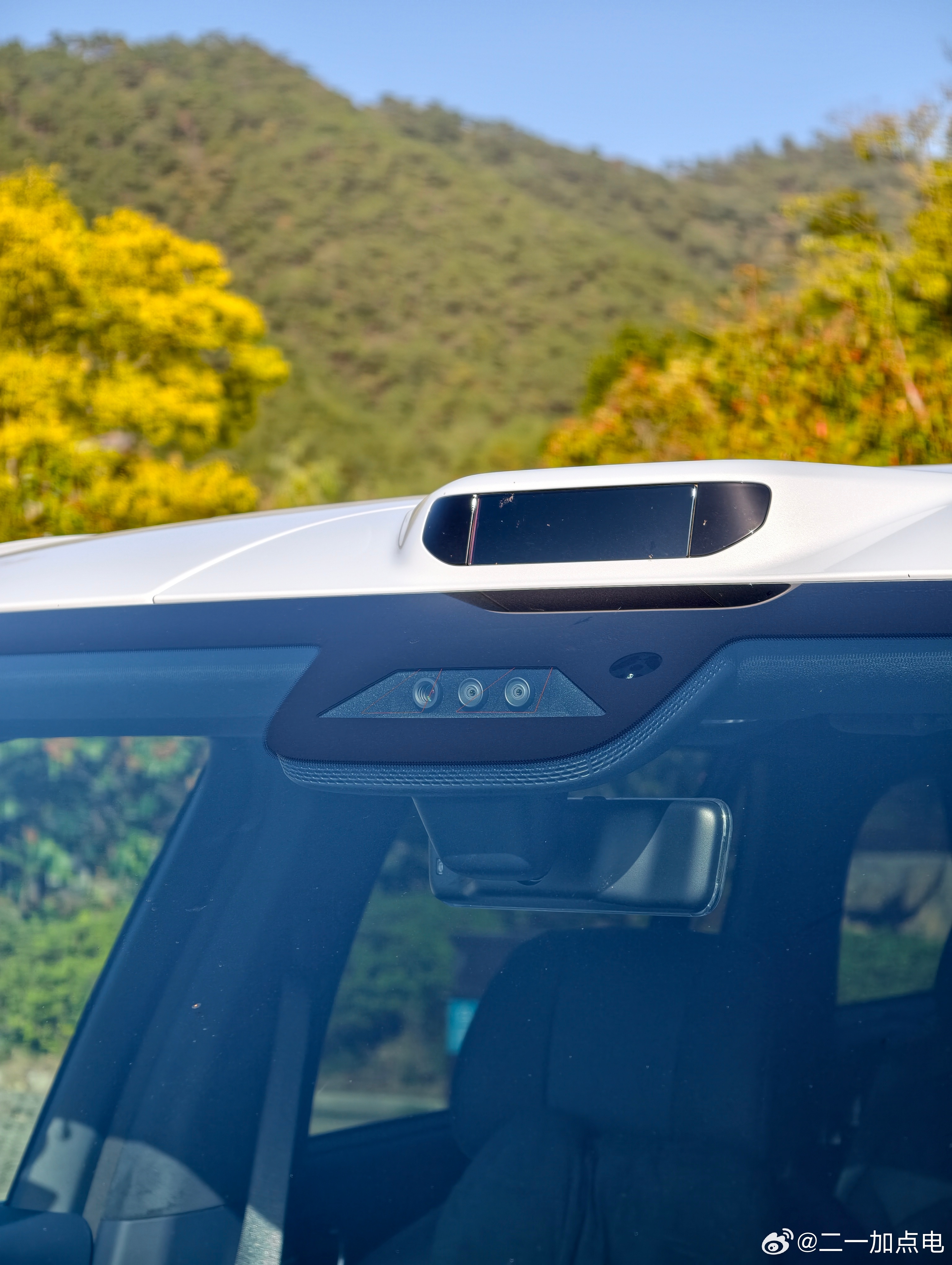 我是真喜欢9x的L3版白色方向盘，这个银色按钮太科幻了。这个主动防倾杆的底盘开起